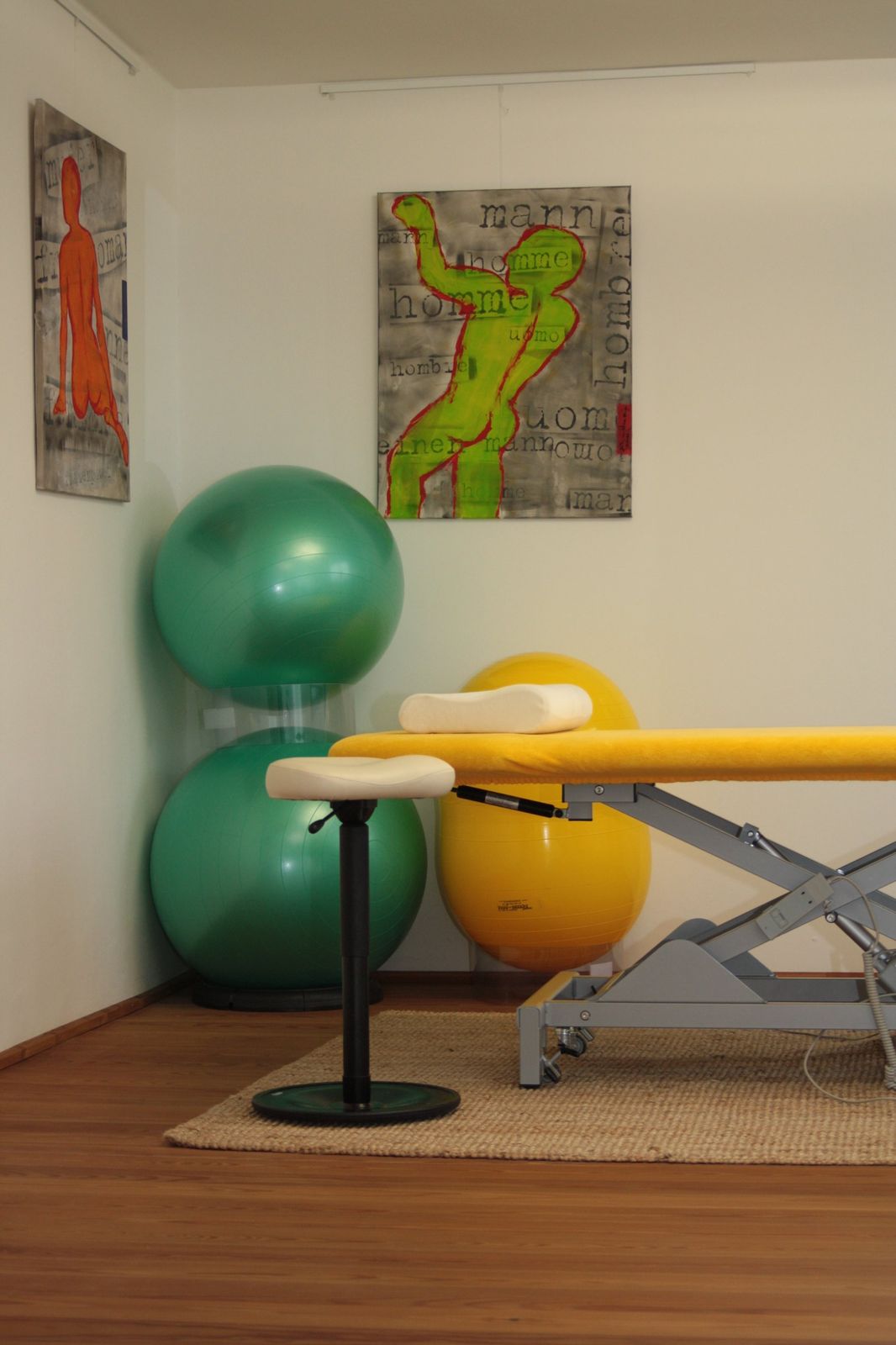 Therapieraum mit Bildern, Gymnastikbällen und Hocker