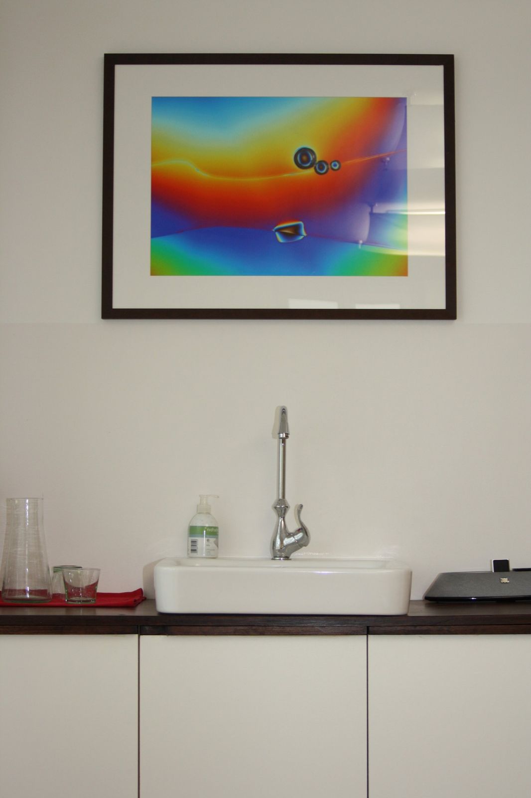 Waschbecken im Therapieraum mit farbigem Bild